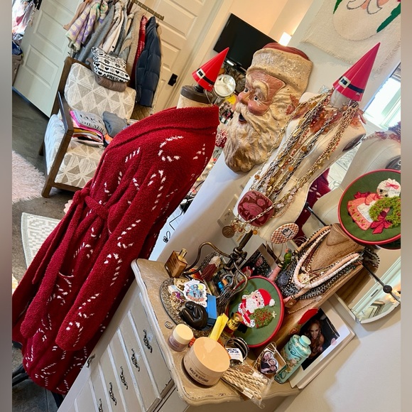 Luxurious POTTERY BARN Red Candy Cane Robe - Picture 14 of 16